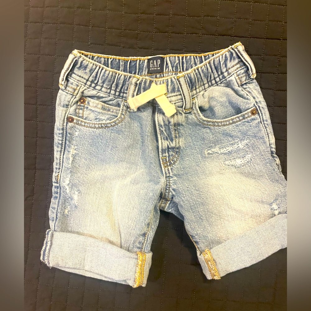 GAP toddler pull on jean shorts - size Small (5 year old )